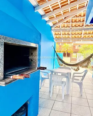 Uma televisão e/ou sistema de entretenimento em Sobrado em Bombas