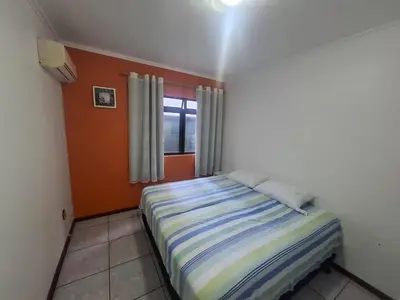 Uma cama ou camas num quarto em Apartamento a Beira Mar em Meia Praia