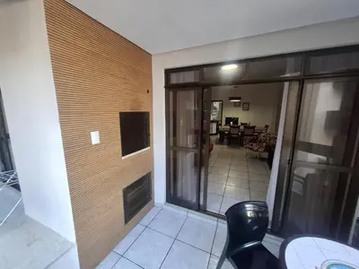 Uma televisão e/ou sistema de entretenimento em Apartamento a Beira Mar em Meia Praia