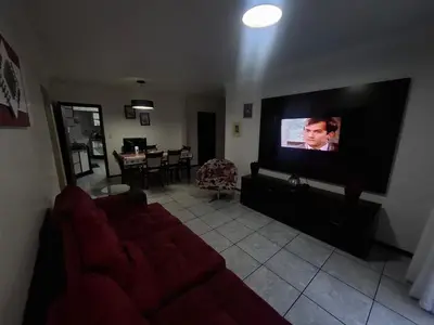 Uma televisão e/ou sistema de entretenimento em Apartamento a Beira Mar em Meia Praia