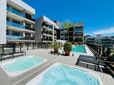 A piscina em ou perto de Oásis do Atlântico Home Clube Apto 1 suíte