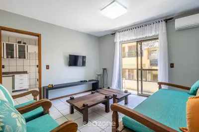 Uma televisão e/ou sistema de entretenimento em Apto em Cond. c/ Piscina a 140 m da Praia RAR0213