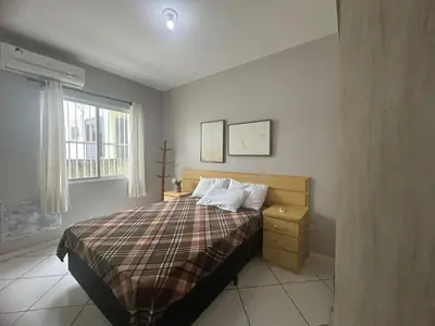 Uma cama ou camas num quarto em 06 - Apt 2 dormitórios - Melhor local Bombas