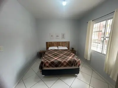 Uma cama ou camas num quarto em 06 - Apt 2 dormitórios - Melhor local Bombas