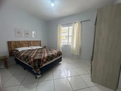 Uma cama ou camas num quarto em 06 - Apt 2 dormitórios - Melhor local Bombas