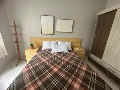 Uma cama ou camas num quarto em 06 - Apt 2 dormitórios - Melhor local Bombas
