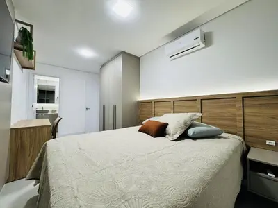 Uma cama ou camas num quarto em Oásis do Atlântico 303 A - Apartamento elegante na Praia de Palmas, em um condomínio clube completo.
