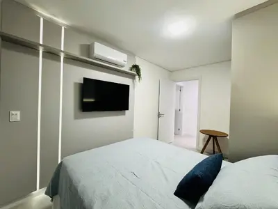 Uma cama ou camas num quarto em Oásis do Atlântico 303 A - Apartamento elegante na Praia de Palmas, em um condomínio clube completo.
