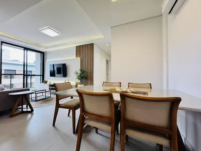 Uma área de estar em Oásis do Atlântico 303 A - Apartamento elegante na Praia de Palmas, em um condomínio clube completo.