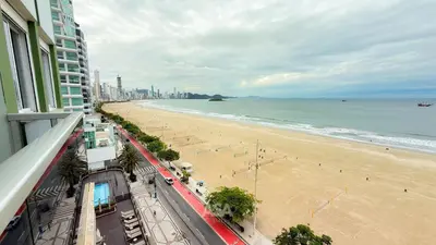 Uma vista do mar geral ou uma vista do mar a partir do apartamento