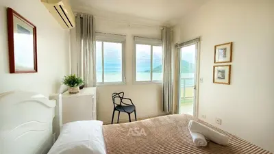 Uma cama ou camas num quarto em ASA | Frente Mar | Pé na Areia | 4QT | BC