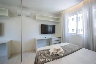 Uma televisão e/ou sistema de entretenimento em Apto c/ Churrasqueira a 850 m da Praia SEM0302