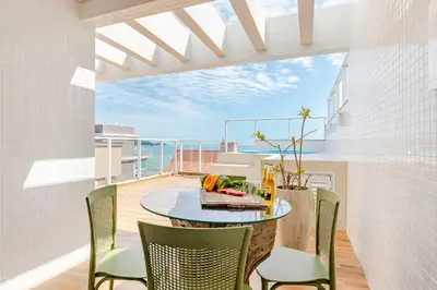 Uma varanda ou terraço em Ampla Cobertura Duplex com Hidro a 20m da Praia de Bombas