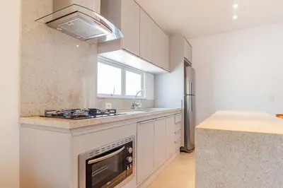 A cozinha ou kitchenette de Ampla Cobertura Duplex com Hidro a 20m da Praia de Bombas