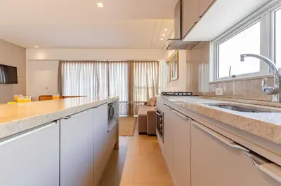 A cozinha ou kitchenette de Ampla Cobertura Duplex com Hidro a 20m da Praia de Bombas