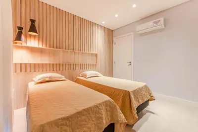 Uma cama ou camas num quarto em Ampla Cobertura Duplex com Hidro a 20m da Praia de Bombas