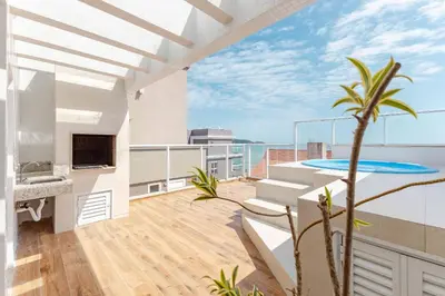 Uma vista do mar geral ou uma vista do mar a partir do apartamento