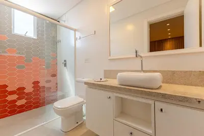 Uma casa de banho em Cobertura Duplex com Hidro a 20m da Praia de Bombas