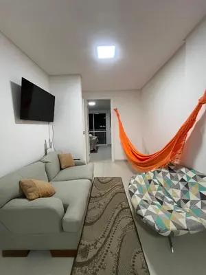 Uma televisão e/ou sistema de entretenimento em Apartamento simples em Porto Belo, 800 metros da praia