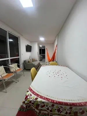 Uma televisão e/ou sistema de entretenimento em Apartamento simples em Porto Belo, 800 metros da praia