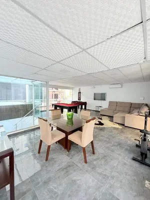 Uma área de estar em Tripex 250m do Mar com piscina, jacuzzi e muito mais