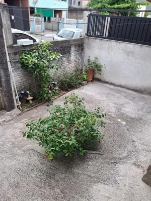Um jardim no exterior de Casa em bc para temporada
