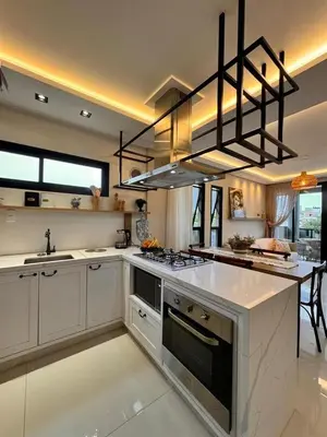 A cozinha ou kitchenette de Lindo Apartamento na Praia de Mariscal com ótima localização