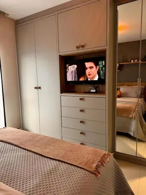 Uma televisão e/ou sistema de entretenimento em Lindo Apartamento na Praia de Mariscal com ótima localização