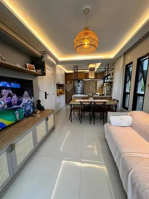 Uma televisão e/ou sistema de entretenimento em Lindo Apartamento na Praia de Mariscal com ótima localização