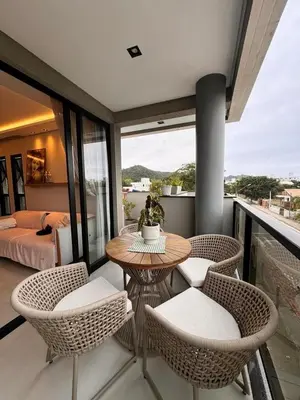 Uma varanda ou terraço em Lindo Apartamento na Praia de Mariscal com ótima localização