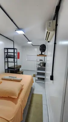 Uma cama ou camas num quarto em Ap Conteiner, térreo moderno 7min da praia de carro c ar condicionado