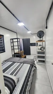 Uma cama ou camas num quarto em Ap Conteiner, térreo moderno 7min da praia de carro c ar condicionado