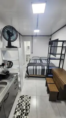 Uma cama ou camas num quarto em Ap Conteiner, térreo moderno 7min da praia de carro c ar condicionado
