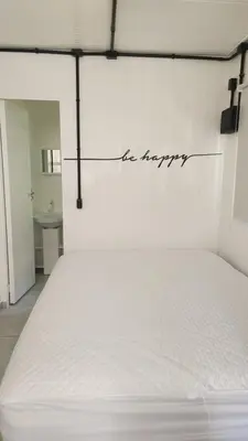 Uma cama ou camas num quarto em Ap Conteiner, térreo moderno 7min da praia de carro c ar condicionado