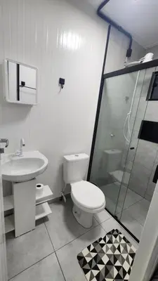 Uma casa de banho em Ap Conteiner, térreo moderno 7min da praia de carro c ar condicionado