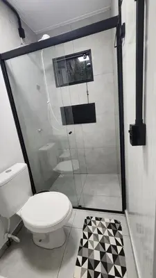 Uma casa de banho em Ap Conteiner, térreo moderno 7min da praia de carro c ar condicionado