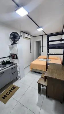 Uma cama ou camas num quarto em Ap Conteiner, térreo moderno 7min da praia de carro c ar condicionado