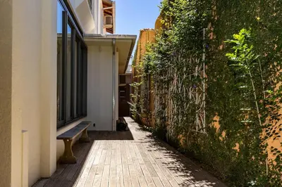 Um jardim no exterior de Casa Entre Mares