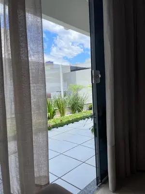 Um jardim no exterior de Casa nova a 900m da praia! 2 quartos 2 garagens