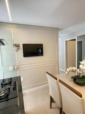 Uma televisão e/ou sistema de entretenimento em Casa nova a 900m da praia! 2 quartos 2 garagens