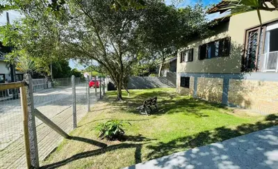 Um jardim no exterior de CASA NO CENTRO DE BOMBINHAS COM PISCINA E QUINTAL PRIVATIVO com vista para mata