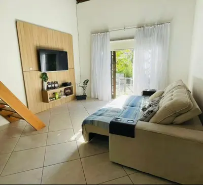 Uma televisão e/ou sistema de entretenimento em CASA NO CENTRO DE BOMBINHAS COM PISCINA E QUINTAL PRIVATIVO com vista para mata