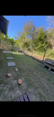 Um jardim no exterior de CASA NO CENTRO DE BOMBINHAS COM PISCINA E QUINTAL PRIVATIVO com vista para mata