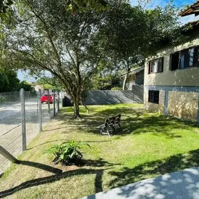 CASA NO CENTRO DE BOMBINHAS COM PISCINA E QUINTAL PRIVATIVO com vista para mata