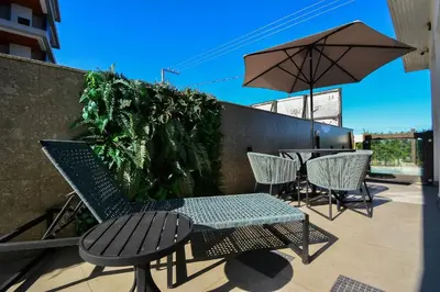 Uma varanda ou terraço em Aconchego Frente Mar na Praia de Palmas - GCR010