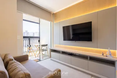 Uma televisão e/ou sistema de entretenimento em Apto c/ Churrasqueira 500m da Praia LPR1304