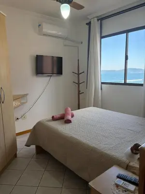 Uma cama ou camas num quarto em Apartamento Frente Mar na Meia Praia