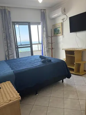 Uma cama ou camas num quarto em Apartamento Frente Mar na Meia Praia