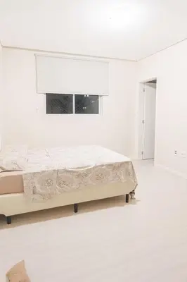 Uma cama ou camas num quarto em Apartamento Meia praia 3 suítes, 650m da praia