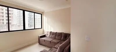 Uma área de estar em Apartamento Meia praia 3 suítes, 650m da praia